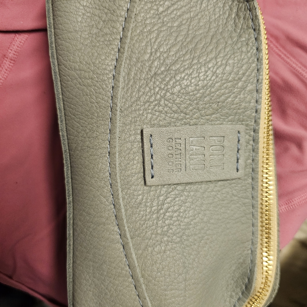 NWOT Portland Leather Nimbus Cosmetic Bag with Gold Zipper